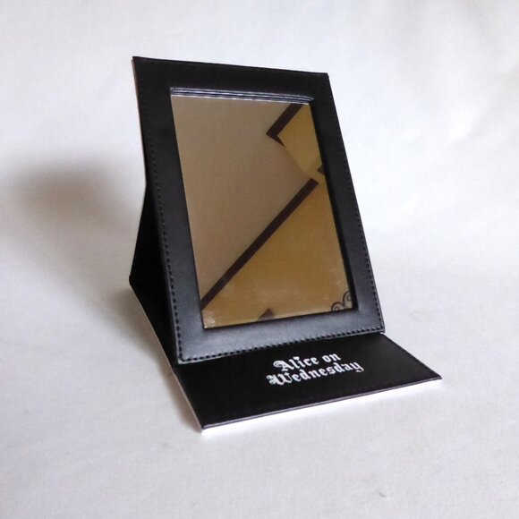 JAPAN JAPANESE ALICE ON WEDNESDAY WONDERLAND FOLDING TRAVEL MIRROR (PRE-OWNED) - Picture 6 of 12